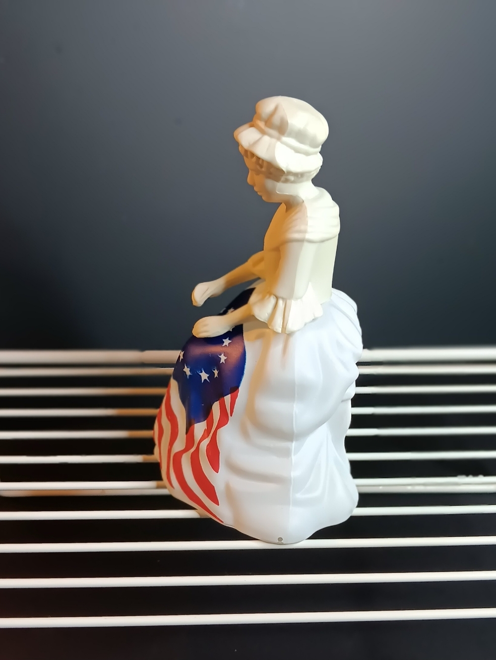 Vintage 1976 Avon Betsy Ross Figurine Cologne Bottle 5.5" H×4.5"W×3"D - Picture 2 of 7